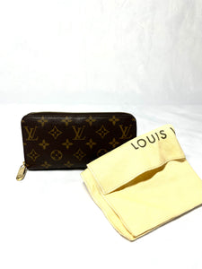 Pre Loved Louis Vuitton Zippy Wallet in Monogram available at UniKoncept in Waterloo