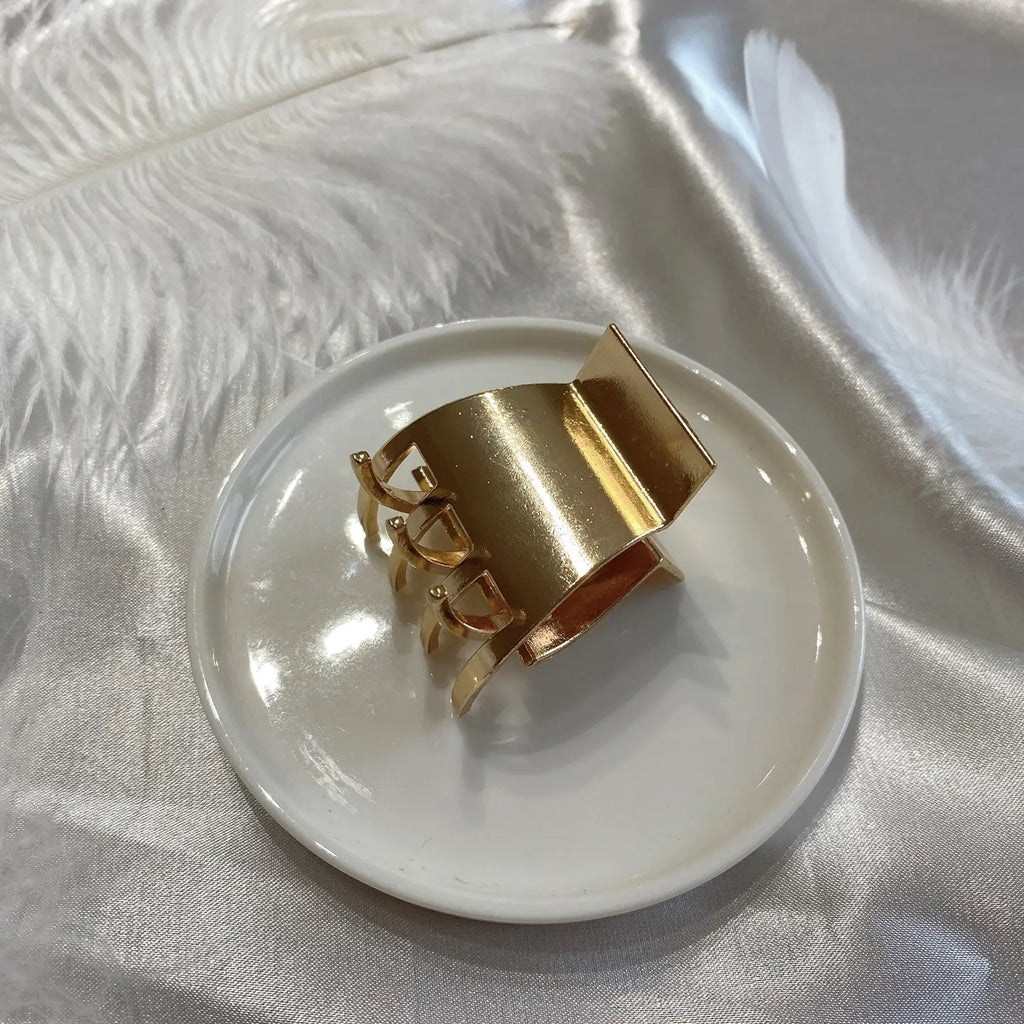 Small Gold Geometric Clip – UNIKONCEPT