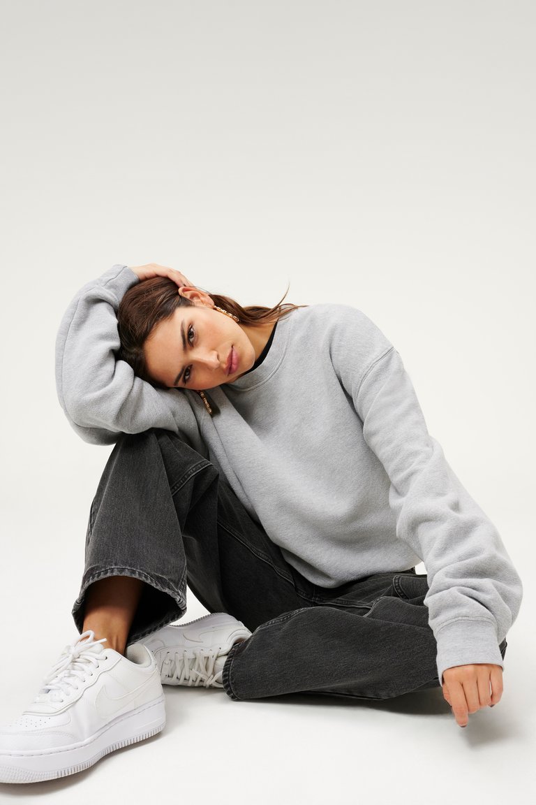 UNIKONCEPT Lifestyle Boutique and Lounge ; Model wearing Good American Good 90s Jeans in Black - a loose-fitting mid-rise baggy black jean
