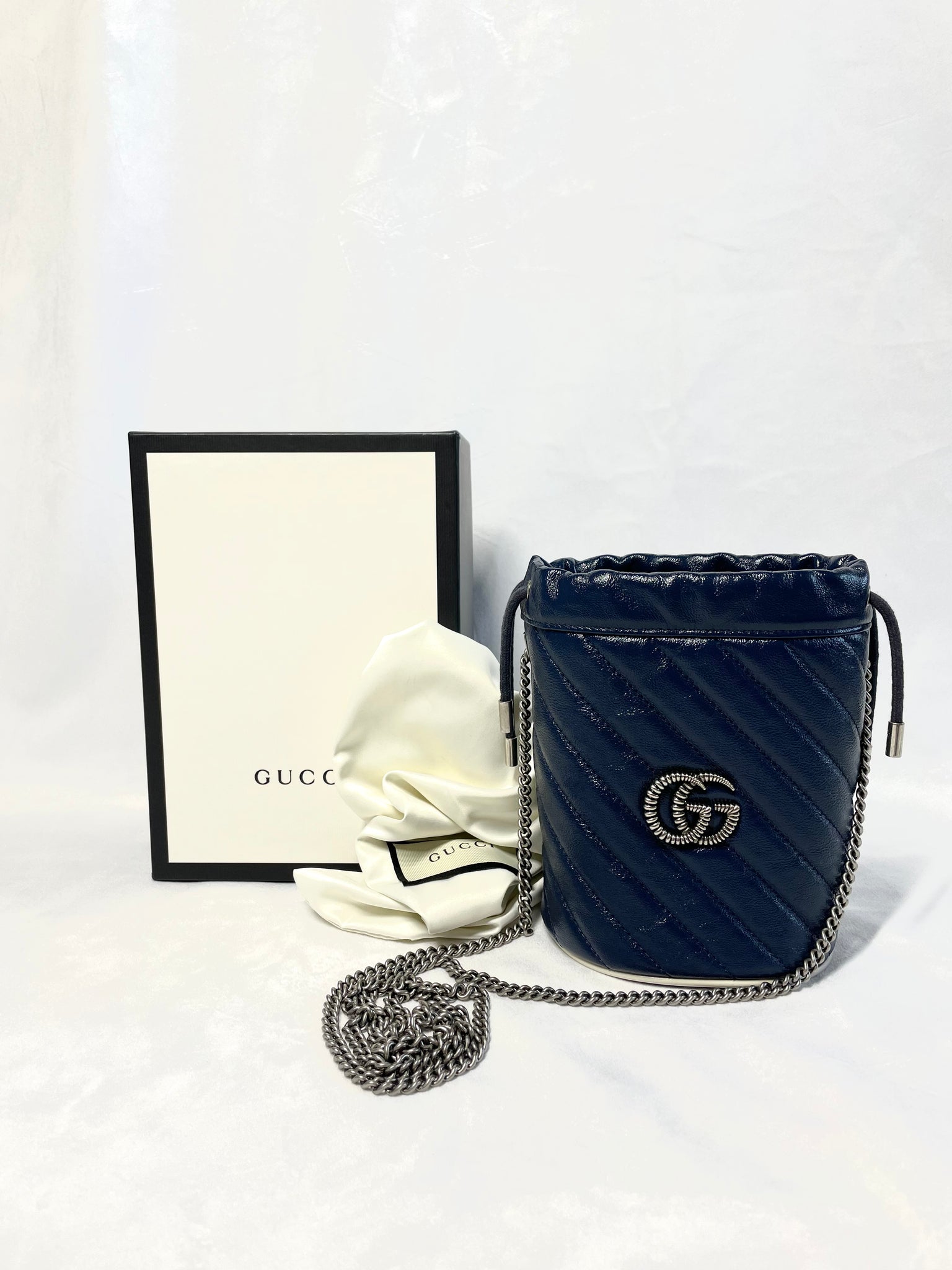 Mini gg marmont 2.0 2025 quilted leather bucket bag