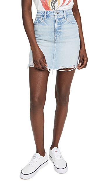 UNIKONCEPT LIFESTYLE BOUTIQUE: This model is wearing the Denim Mini skirt from Good American in a light wash coloured denim. The skirt is fitted and has a functional button with a zip-fly and belt loops. It features 4 functional pockets and has a raw hem.